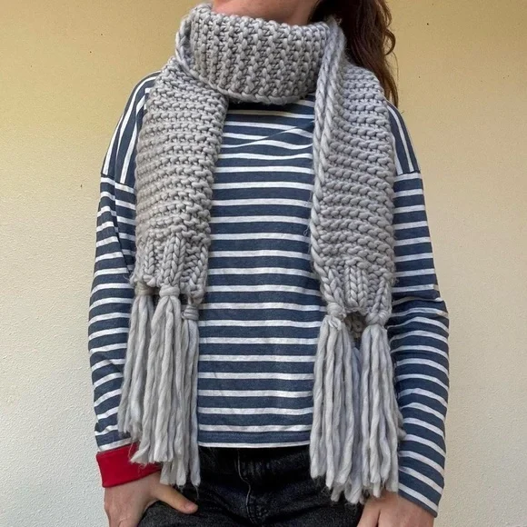 Grey oversized chunky knit scarf - Picture 3 of 6